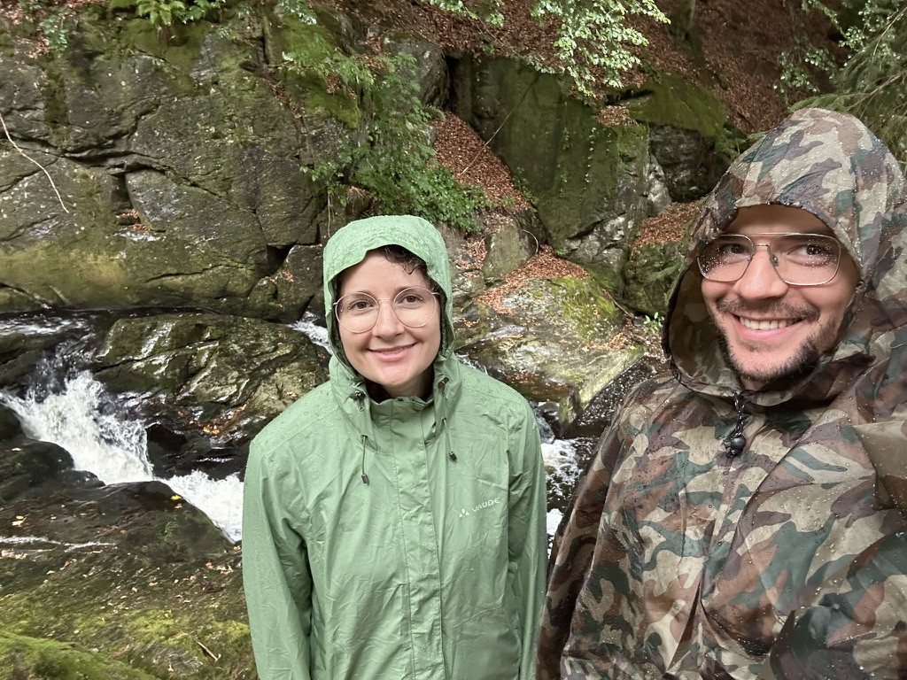 Anna & Richi am Wasserfall im Regen