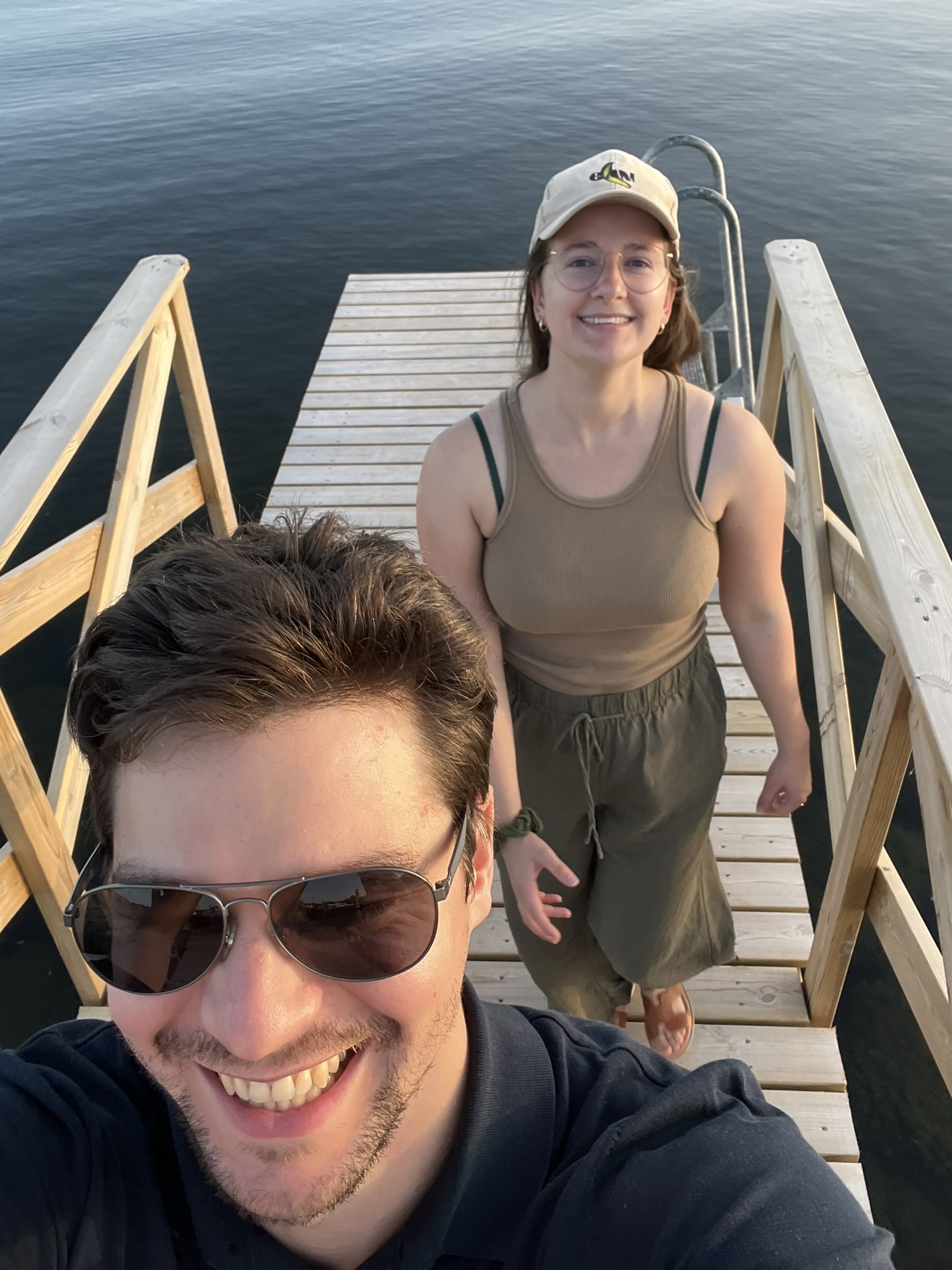 Anna & Richi auf einem Steg am See